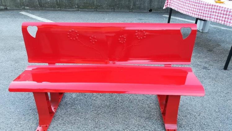 La panchina rossa installata a Sellero