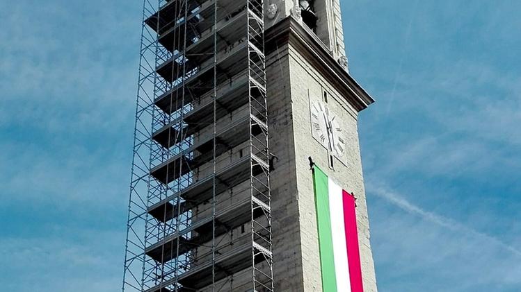 Il tricolore steso su una parete del campanile di Provezze