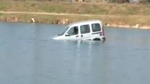 La Fiat Doblò mentre mestamente si inabissa nelle acque del lago 