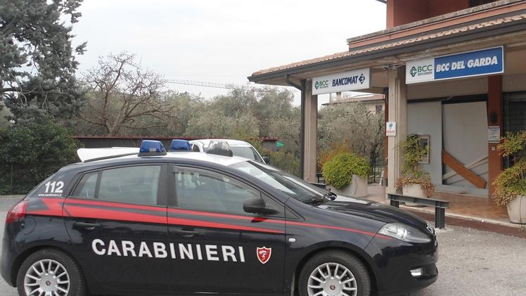 I resti del bancomat fatto saltare alla Raffa di PuegnagoI carabinieri davanti alla filiale della Bcc del Garda presa di mira