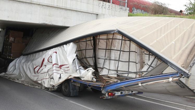 Un’immagine spettacolare 
e sconcertante: 
un camion 
in transito 
si è incastrato, sfasciandosi, 
nel sottopasso