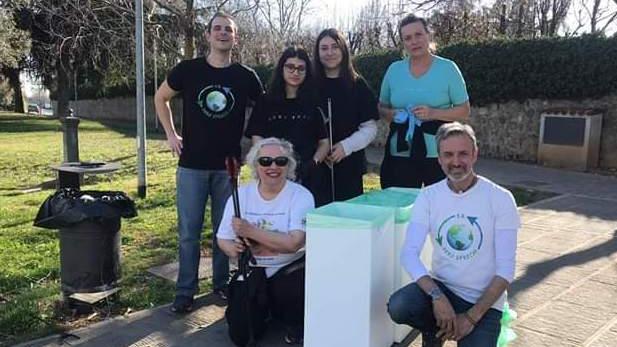 Il drappello di volontari creato dal gruppo «zero rifiuti» di Paderno
