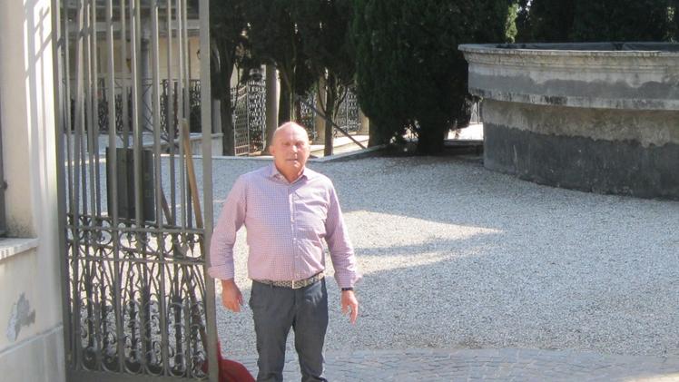 Il  consigliere Ferruccio Scarpella davanti al cimitero di Lonato