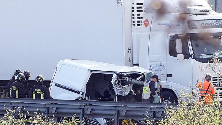 L'impatto contro un camion non ha lasciato scampo al titolare dell’azienda «Chimera »di Manerbio FOTOLIVE/SIMONE VENEZIA