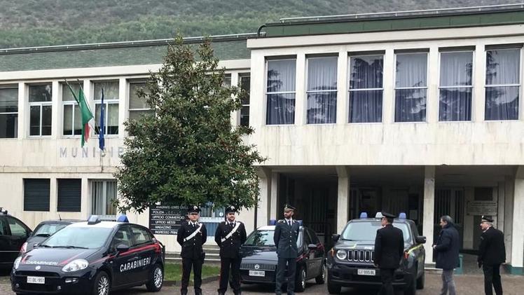 Carabinieri e Guardia di Finanza si sono presentati ieri mattina negli uffici del municipio di Concesio