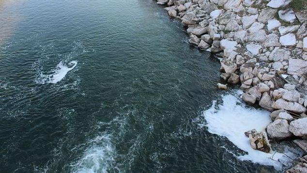 I residui della schiuma  maleodorante defluita nel  fiume Chiese