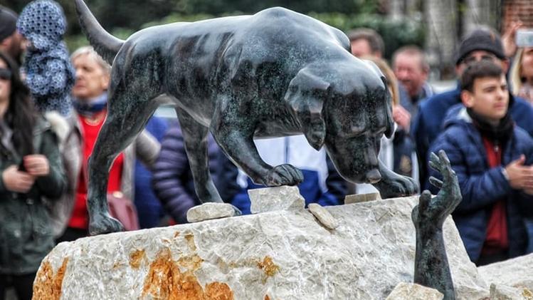 L’emozionante immagine del cane da soccorso: la scultura era stata inaugurata sabato mattinaI cartelli di indignazione contro i vandali che hanno sfregiato  l’opera d’arte FOTOLIVE/FABRIZIO CATTINA