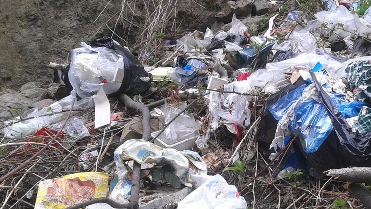 La spazzatura che scende nell’Oglio a MonnoUna piccola parte dei rifiuti abbandonati