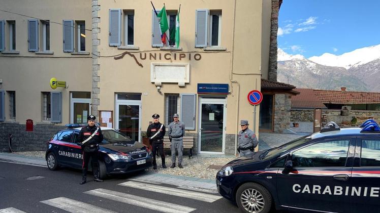 Le forze dell’ordine davanti al municipio di Cimbergo in Valle Camonica