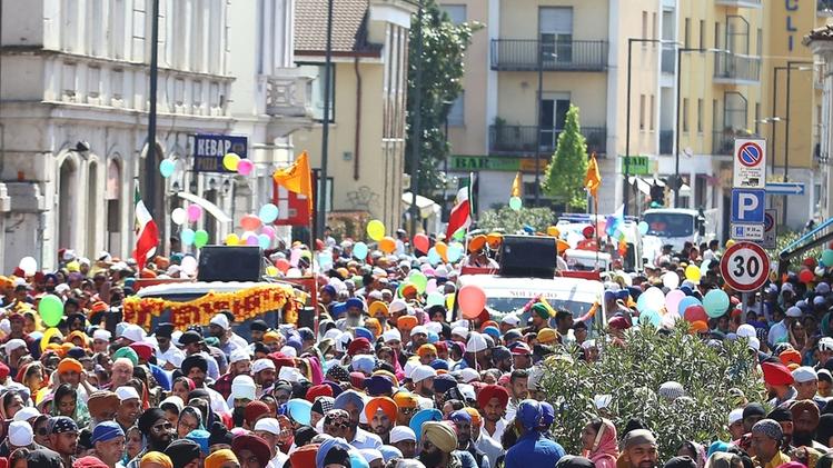 La folla colorata di persone  nel sottopasso di via DalmaziaL’esibizione di un giovane Sikh durante il corteo religioso che si è snodato per la città  SERVIZIO FOTOLIVEDa record il numero di persone che hanno partecipato al corteo