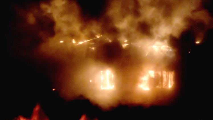 I pompieri hanno lottato per ore prima di avere la meglio sul rogoLe fiamme alte oltre 20 metri erano visibili a chilometri di distanza 