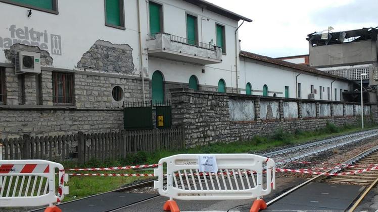 Lo stabilimento della Feltri di Marone devastato dall’incendioLa linea ferroviaria a Marone minacciata dal crollo della fabbrica
