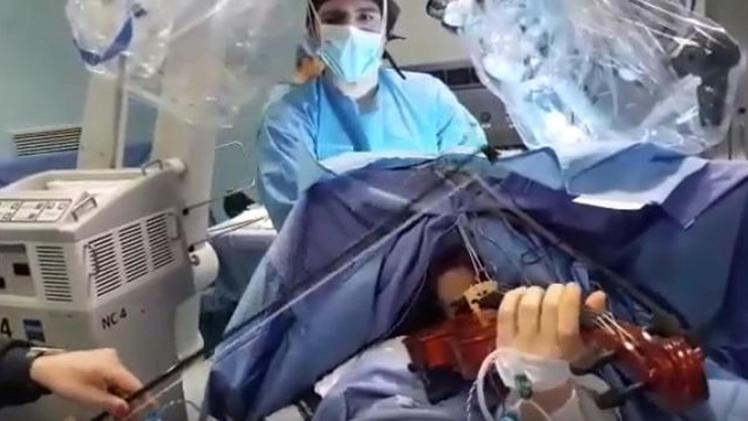 L'operazione al cervello mentre la paziente suona