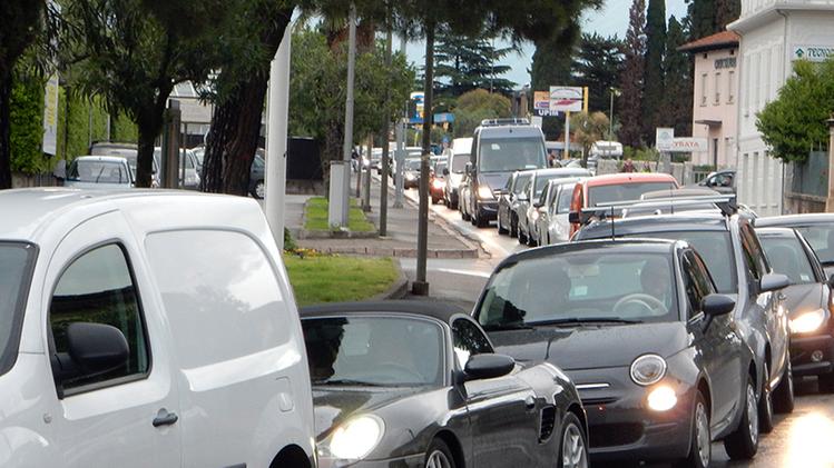 Traffico festivo a Desenzano: oltre al danno la beffa delle emissioniIl motore a idrogeno: è già realtàAll’imbarco della NavigardaLe code sulla 45 Bis a Toscolano