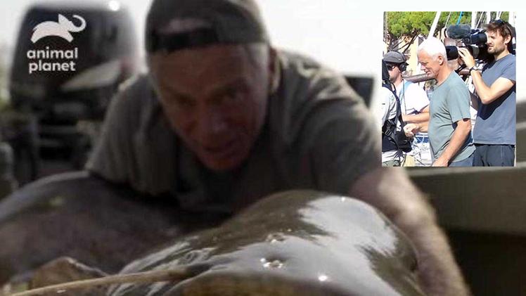 Jeremy Wade con l’enorme siluro: dice  di averlo pescato nel GardaWade con la  «troupe» sul GardaLa misurazione del mega siluroL’esemplare preso nel 2015