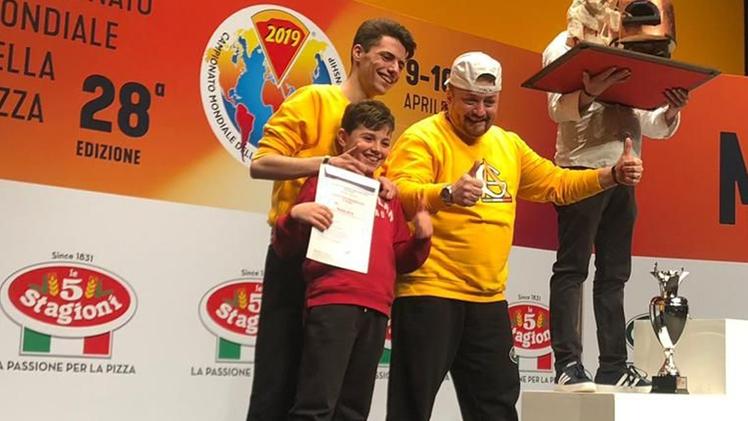 Mario Matarazzo sul podio con i figli al campionato mondiale della pizza