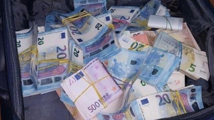 I centomila euro sequestrati erano custoditi in una valigia  