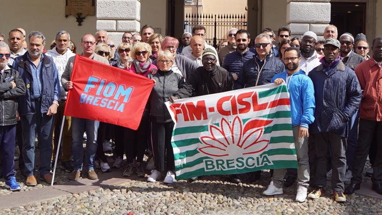 I lavoratori della ex Pasotti in presidio ieri a Brescia durante l’incontro in Prefettura:  a breve dovrebbe essere attivato un anno di cassa integrazione straordinaria 