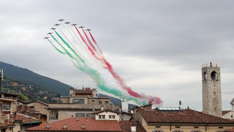 Le Frecce Tricolori in volo su Brescia