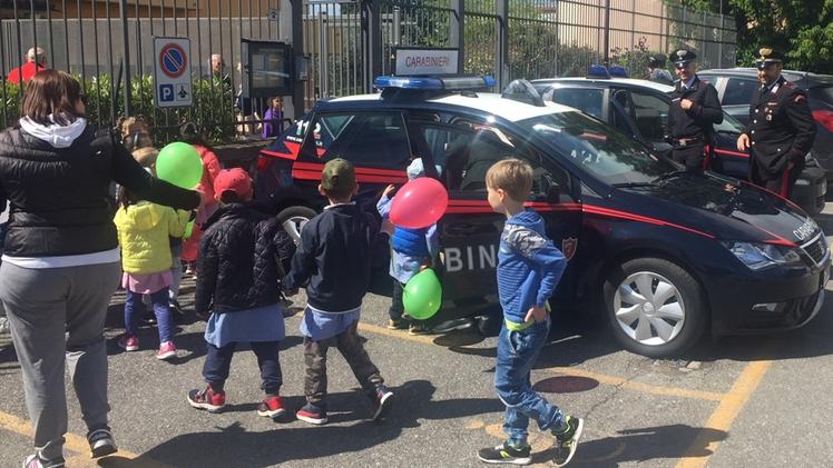 I bambini di Moniga accolti nella caserma dei carabinieri