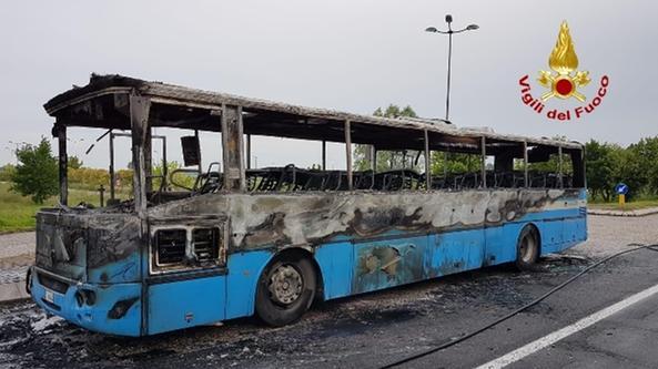 L'autobus incendiato