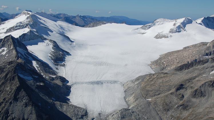 La sopravvivenza dei ghiacciai alpini è sempre più minacciata:  anche l’Adamello rischia di scomparire