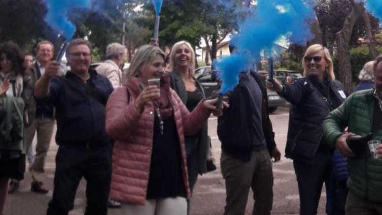 Brindisi e fumogeni colorati: così Luisa Lavelli e i suoi sostenitori festeggiano l’ampia vittoria a Sirmione 