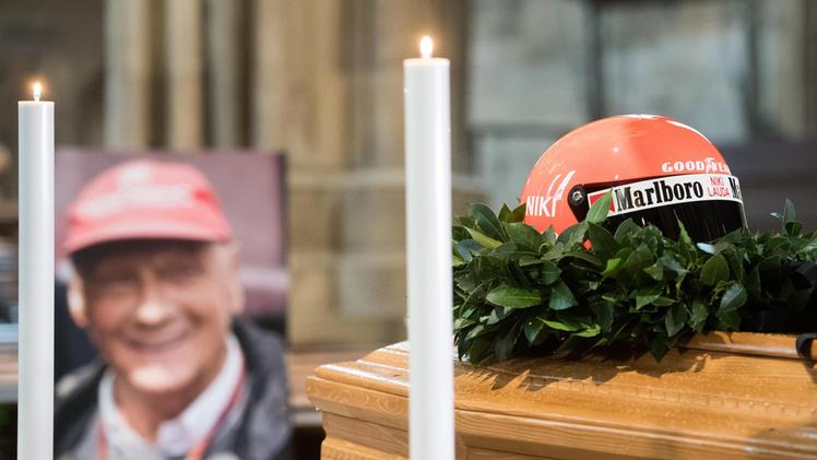Il feretro di Niki Lauda con il casco rosso. FOTO ANSA