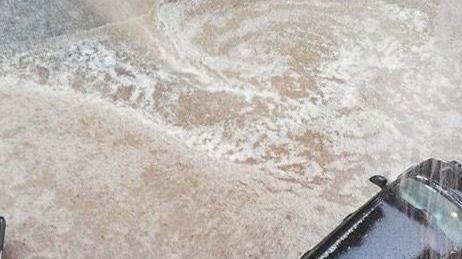 Un vigneto flagellato dalla grandine caduta copiosa nel pomeriggio in Valle CamonicaLa grandine ha gonfiato alcune reti di protezioneAncora fiumi di acqua sulle strade della Valle Camonica 