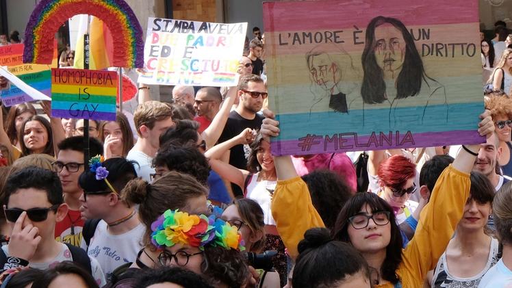 Tantissima gente ha affollato le strade di Brescia per PrideLa parlata bresciana ovviamente si è fatta sentire più delle altreIl gruppo di Bsamba19: grande ritmo in piazza Vittoria