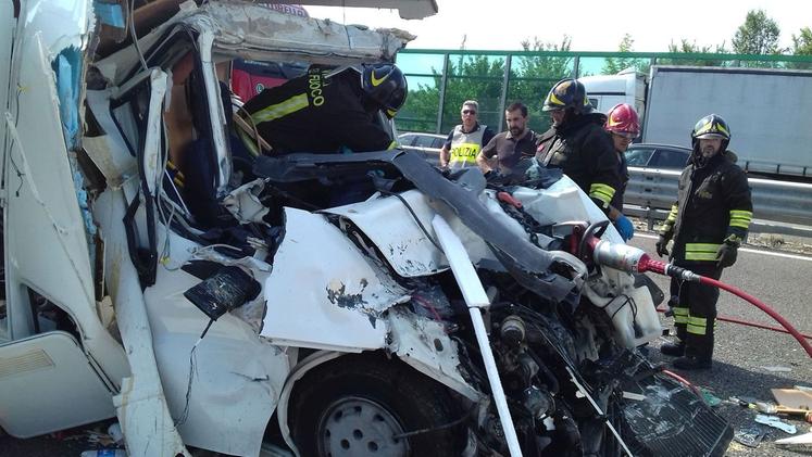 Quel che resta del camper di Massimo Blanco il 42enne di Pisa morto nell’incidente avvenuto lungo la corsia per Milano dell’autostrada