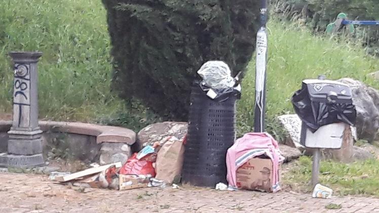 Mucchietti di rifiuti abbandonati: a Roè Volciano sono una «piaga»