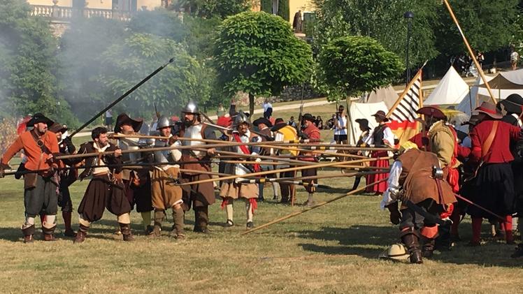 Armati e in costume seicentesco per rievocare l’assedio di Pozzolengo da parte dei Lanzichenecchi