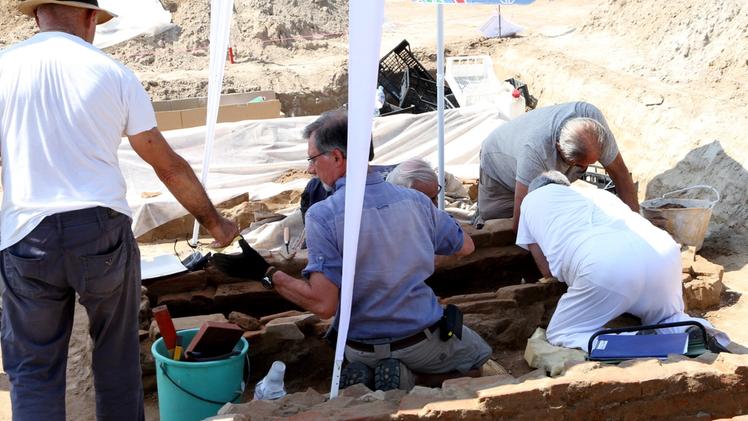 Il campo allestito dalla squadra impegnata nelle ricercheUno degli scheletri rinvenuto nelle tombe di Gambara