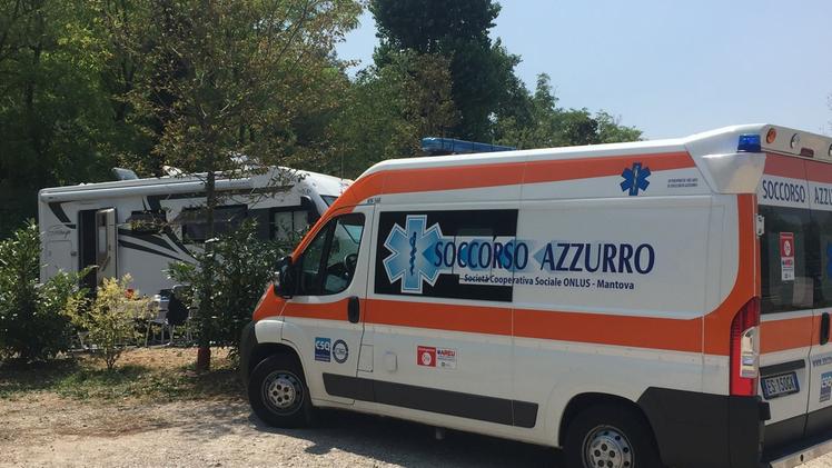 Il Lido di Lonato: ieri dodici casi di «dermatite del bagnante»I carabinieri giunti sul postoL’ambulanza nell’area camper