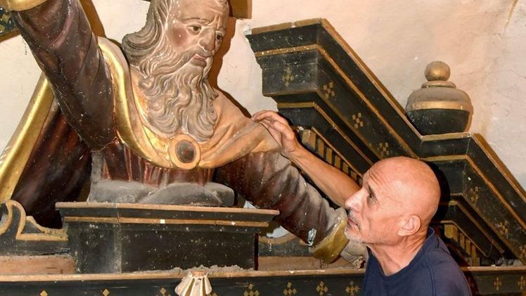 Il restautore Leonardo Gatti all’opera sull’altare della chiesa