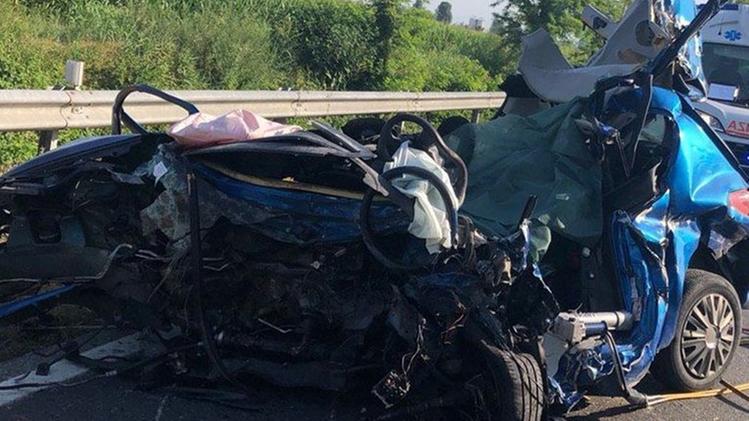 L’impatto ha letteralmente spaccato in due tronconi la Peugeot 306Kuldeep Singh aveva 21 anni Quel che resta dell’autovettura della vittima dopo l’impatto con un autoarticolato a Cadignano 