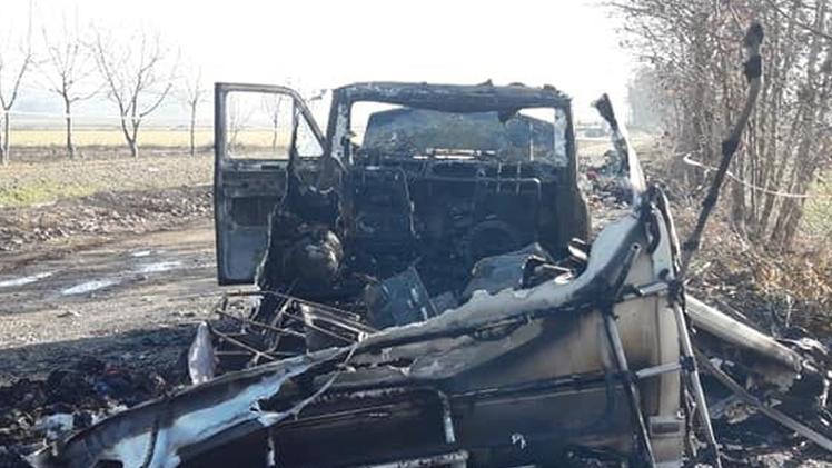 L’incendio è divampato di notteUno dei mezzi della famiglia nomade distrutto dall’incendio doloso