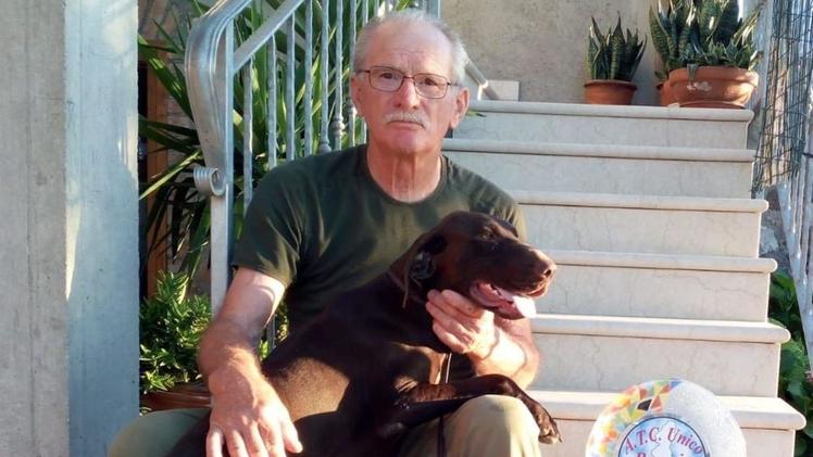 Lino Contadini con uno degli amati cani: un memorial in suo onore