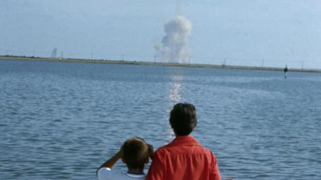 Moglie e figli di Neil Armstrong guardano la partenza dell'Apollo 11