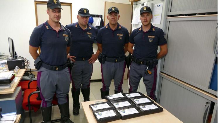 Gli agenti della Polizia stradale di Verona mostrano il carico di cocaina sequestrato in autostrada 