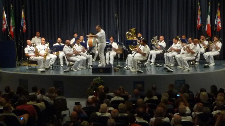 La banda della marina suona in un cinema pieno di pubblico 