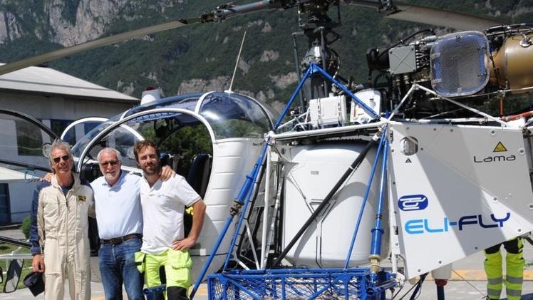 Foto di gruppo a Esine per elicottero e team cinematografico 