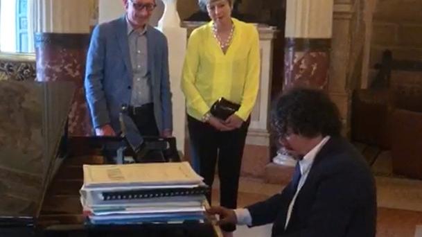 Theresa May e il marito Philip ascoltano Davide Foroni al piano