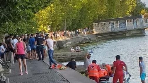 I soccorsi alla 29enne che ha rischiato di annegare a Desenzano 