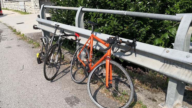 Le bicicletta della coppia di turisti investiti lungo via Provinciale