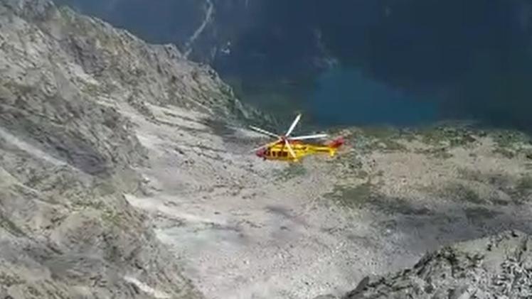 L'elicottero del Soccorso alpino sorvola il lago di Aviolo