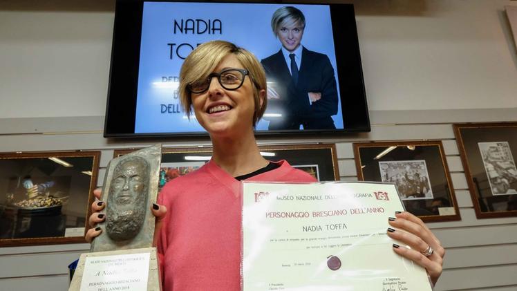 La felicità di Nadia Toffa dopo la premiazione nel marzo di un anno fa