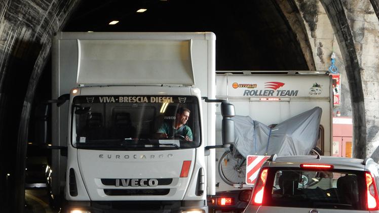 Camion e auto incastrati negli angusti tunnel di Gargnano 