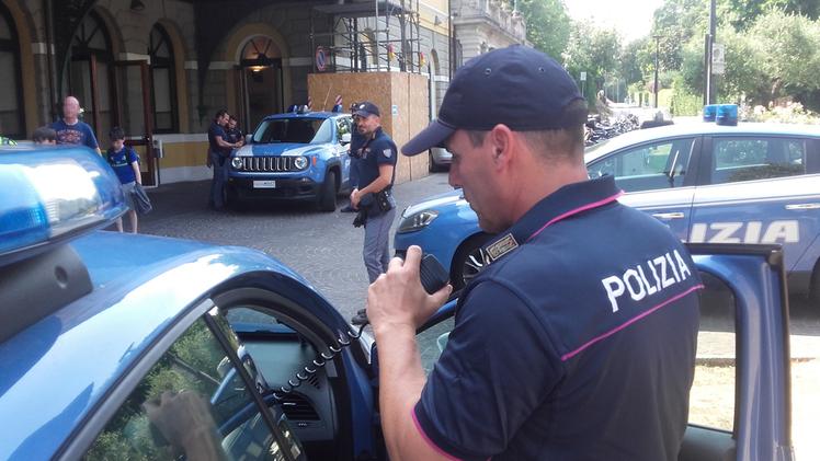 Gli agenti del commissariato di Desenzano sono riusciti a identificare e arrestare il rapinatore 